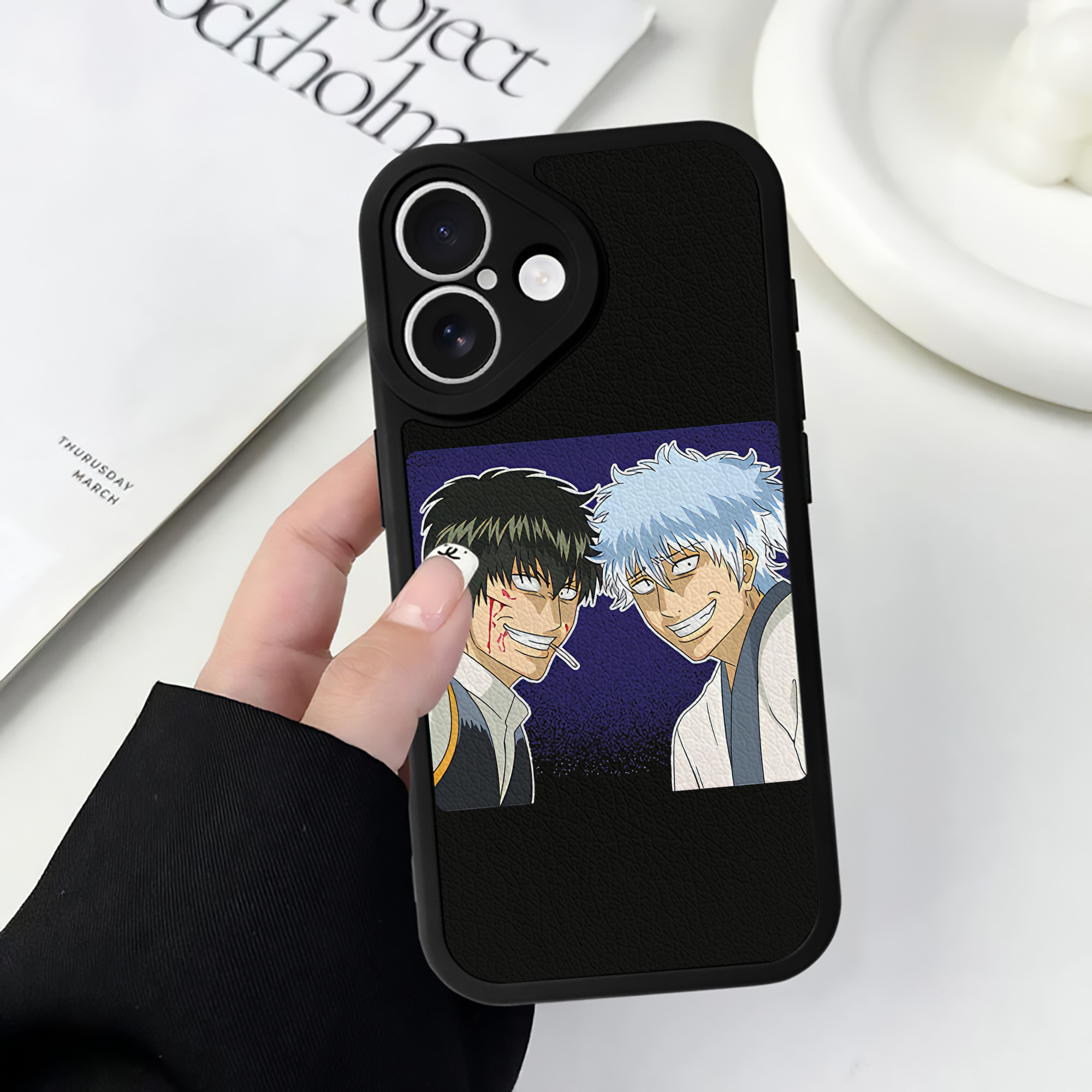 （画像用） ぎんたま 坂田銀時（さかたぎんとき） 神楽 志村新八（しむら しんぱち） GINTAMA Sakata Gintoki Kagura Shimura Shinpachi 【iPhone 16シリーズ対応】シリコンスマホケース（レザー調） 材質：シリコン